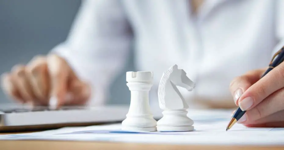 para ter sucesso nos negócios, é preciso pensar em cada movimento, assim como no xadrez.
